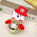Dettaglio del pendente natalizio con orsetto di peluche, cappello rosso e campanello d'oro - Orso Dorato