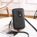 Dettaglio della borsa porta cellulare in pelle PU nera con motivo geometrico grigio - Nero