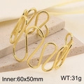 Detailansicht eines gewellten Edelstahl-Armreifs in Gold mit Maßen 60x50mm und 31g Gewicht - Wellenmuster-Stil (KB185419-LO)