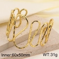 Detail eines goldenen Manschettenarmbands mit strukturierten Kurven und 60x50mm Innenmaß - Geometrischer Hohler Stil (KB185420-LO)