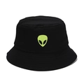 Cappello a secchiello nero in cotone con ricamo alieno verde neon su sfondo bianco puro - M (56-58cm) / Nero con motivo verde