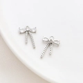 Détail macro du pendentif nœud argenté avec zircons pour la création de bijoux DIY - 2# Or Blanc Style Classique