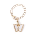 Detail eines Schmetterling-Anhängers mit weißen Flügeln und Kristallen auf Goldkette - Weiß