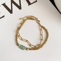 Dettaglio del bracciale a doppio strato in acciaio al titanio con pietra verde e catena - Stile Pietra Naturale Verde Catena a Graffetta