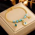Gouden Evil Eye kralenarmband met druppelhanger op een luxe sieradendoosje - Goud