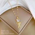 Detailopname van een gouden cartoon meisje hanger met sprankelende zirkonia kristallen - Gouden Meisje Figuur Hanger Stijl (B230)