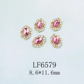 Vue détaillée de breloques à ongles ovales roses avec bords dorés filigranés 8,6x11,6mm - Pierre Principale Diamant Rose Base Or Ajourée (6579)