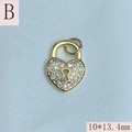Dettaglio ciondolo a lucchetto a cuore oro 10x13,4mm con zirconi e foro per chiave - B-Serratura a Cuore Cavo / Oro