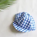 Dettaglio del cappellino per neonati in cotone a quadretti blu e bianchi con visiera morbida - Blu