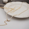Mini collana di perle d'acqua dolce con chiusura a moschettone dorata e catenella - Perline di conteria