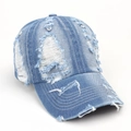 Gros plan sur une casquette de baseball en jean bleu clair avec détails usés - Réglable / Bleu clair