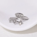 Anello aperto in foglia d'argento con placcatura 18k e tre pietre di zirconia cubica - Regolabile / Color Acciaio