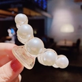 Elegante fermaglio per capelli con cinque perle bianche su base trasparente - Modello 2 - Molletta per capelli con perle media