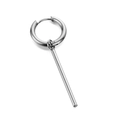 Makro-Detail einer hochglanzpolierten silbernen Creole mit vertikalem Stabanhänger auf Weiß - Silber Langer Stab Creolen (Einzelstück)