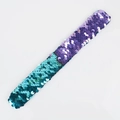 Vue détaillée du bracelet à paillettes bicolore violet et bleu pour fêtes d'enfants - Bleu-violet