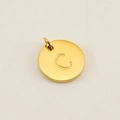 Ciondolo rotondo in acciaio inossidabile dorato con lettera C incisa per gioielli - Lettera C (XRS-1456) / Oro