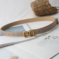 Detailansicht beige Ledergürtel mit goldener Doppelring-Schnalle auf weißem Hintergrund - Aprikose