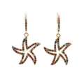Goldene Seestern-Ohrringe mit bunten Zirkonia-Mikroeinlagen und Hohlraum-Design - Hoop-Stil / Seestern 2