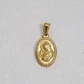 Dettaglio di un ciondolo ovale dorato con un rilievo di figura religiosa in stile vintage - K02-Ritratto Ovale / Oro