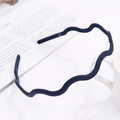 Matte navy blue wavy headband with non-slip teeth displayed on a white ceramic cup - Horizontal Wave / Dark Blue