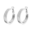 Créoles argentées polies avec triple texture rainurée sur fond blanc éclatant - Boucles d'Oreilles Rondes Multicouches (MS-467) / Argenté