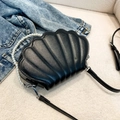 Borsa a mano nera a forma di conchiglia con manico di perle e pelle trapuntata - Nero