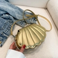 Borsa a mano dorata a forma di conchiglia con catena di perle e texture metallica - Oro