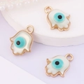 Drei Hamsa-Hand-Anhänger aus weißem Emaille und Goldmetall für DIY-Schmuckbau - Hand der Fatima