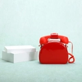 Gros plan du sac à main rouge créatif en forme de téléphone avec finition brillante et combiné - Rouge