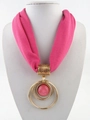 Dettaglio della collana foulard rosa con tripli anelli dorati e perlina di gemma centrale - Rosso rosa