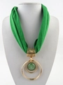 Dettaglio della collana a sciarpa verde con anelli dorati e pietra verde centrale - Verde