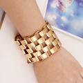Detailansicht eines breiten goldenen Gliederketten-Armbands mit mattem Finish - Poliertes Gold
