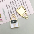 Colgante de bolso esmaltado en acabado dorado con flor rosa y solapa negra para joyas - Bolso de Mano para Mujer Blanco y Negro