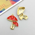 Detailweergave van rode paddenstoelhanger van legering met gouden achterkant voor DIY-sieraden - Grote Dubbele Paddestoel Hanger 20*26mm
