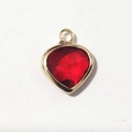 Vista macro del colgante de corazón rojo con borde de aleación de metal dorado - Dorado-Enero