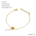 Dettaglio del ciondolo a cuore in oro 18K e del bracciale in acciaio da 19 cm - Lettera A
