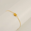 Minimalist gold chain bracelet featuring a letter E pendant for a stylish jewelry look - Letter E (ZYG1459-E)