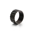 Anillo clásico de acero de titanio negro mate con textura de engranaje industrial - US 6 / Negro