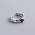 Macro di anello in argento con trama martellata e zircone nero con castone a griffe - Aperto Regolabile / Oro Bianco