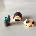 Detailansicht Mini-Bauernhof-Set aus Harz mit blauer Windmühle, Scheune und gefleckter Kuh - Kuh, Windmühle Und Scheune
