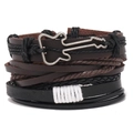 Detail eines mehrlagigen Lederarmbands mit silbernem Gitarrenanhänger und Flechtschnüren - Stil 2