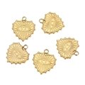 Detalle de cinco dijes de corazón dorado con ojo turco y grabados de líneas radiantes - Ancho 15mm*Alto 16mm / Dorado