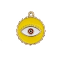 Vista de detalle del colgante de ojo de la suerte con esmalte amarillo y borde dorado - Amarillo