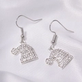 Élégantes boucles d'oreilles bonnet de Noël argentées avec cristaux blancs étincelants - Bonnet de Noël Diamant Blanc