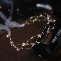 Enredadera de cabello nupcial con perlas y flores de metal sobre accesorio de TRUE LOVE - Estilo Flor de Perla Dorada