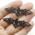 Zwei schwarze hohle Fledermaus-Metallanhänger für DIY-Schmuck auf der Hand - Hohle Fledermaus Anhänger / Schwarz