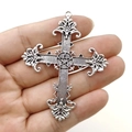 Dettaglio macro del ciondolo a croce gotica con stella pentagramma su un palmo - Croce Pentacolo in Metallo Argento Antico