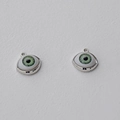 Detailansicht grüner Augen-Anhänger mit silbernem Metallrand für DIY-Schmuckherstellung - Silberfarben (Grünes Auge)