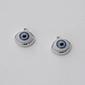 Nahaufnahme von blauen Böser Blick Anhängern mit Silberrahmen und detaillierter Iris-Struktur - Silberfarben (Blaues Auge)