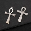 Dettaglio di ciondoli a croce Ankh in argento con texture lisce e sbalzate su pietra - Croce testurizzata 3D